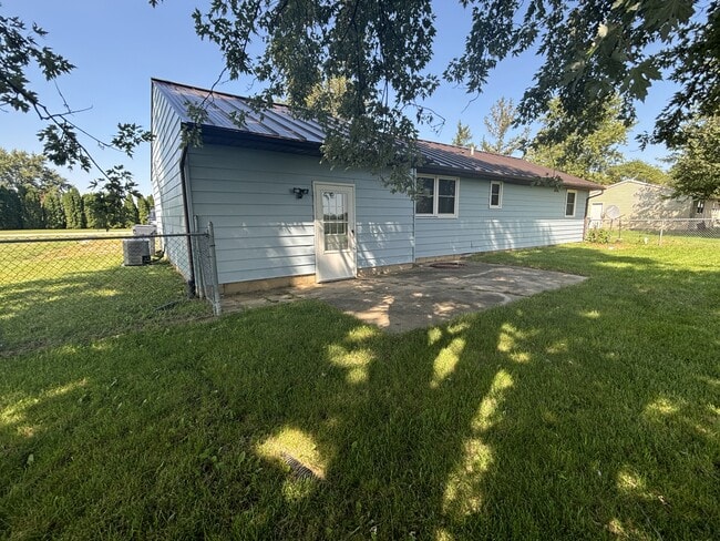 Building Photo - 53 E 300 N