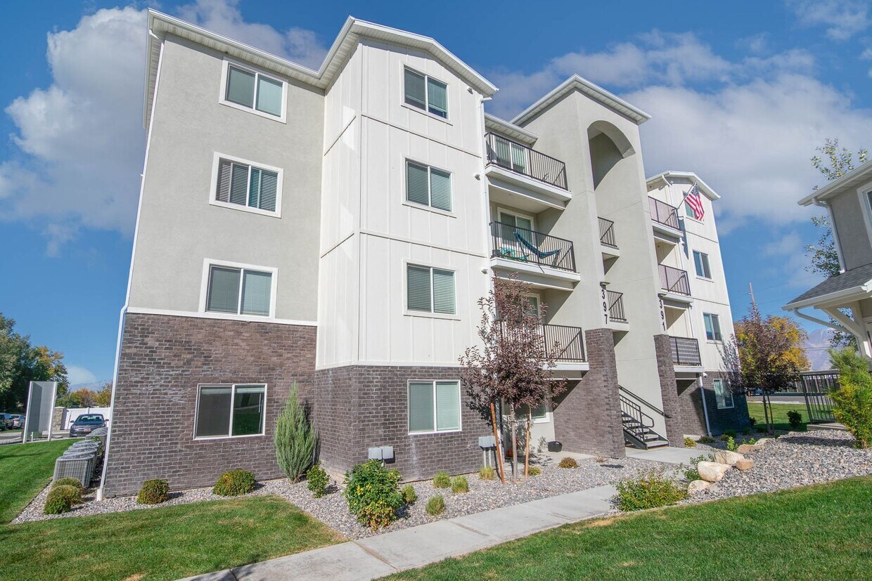 Primary Photo - Get first month free rent. Spacious 2-Bed,...