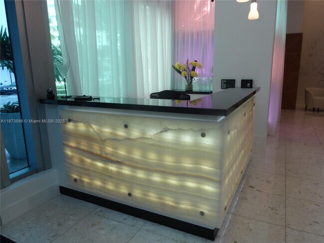 Foto del edificio - 3801 Collins Ave