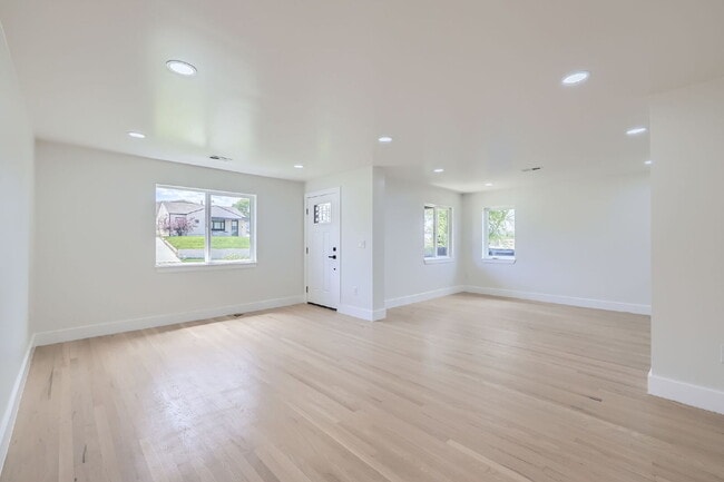 Foto del edificio - Beautifully Updated Duplex