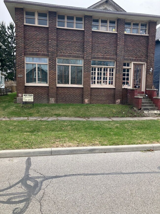 Building Photo - 219 W Rush St