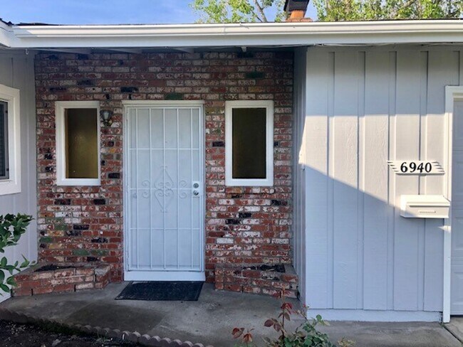 Foto del edificio - Spacious 3 bed 1 bath home