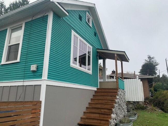 Classic Updated Bungalow. 2 bed with flex... - Classic Updated Bungalow.  2 bed with flex... House