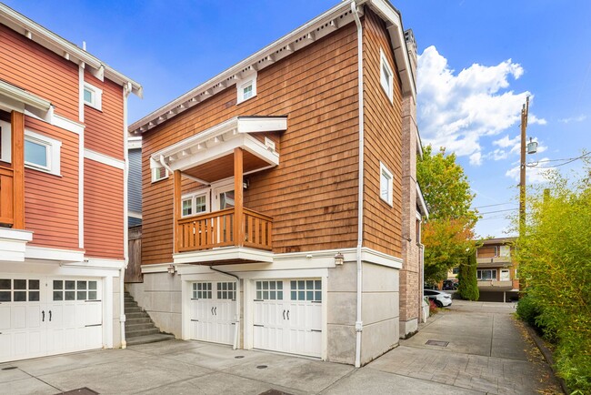 Building Photo - 2 Bedroom 2 1/2 Bath in Gorgeous Greenlake