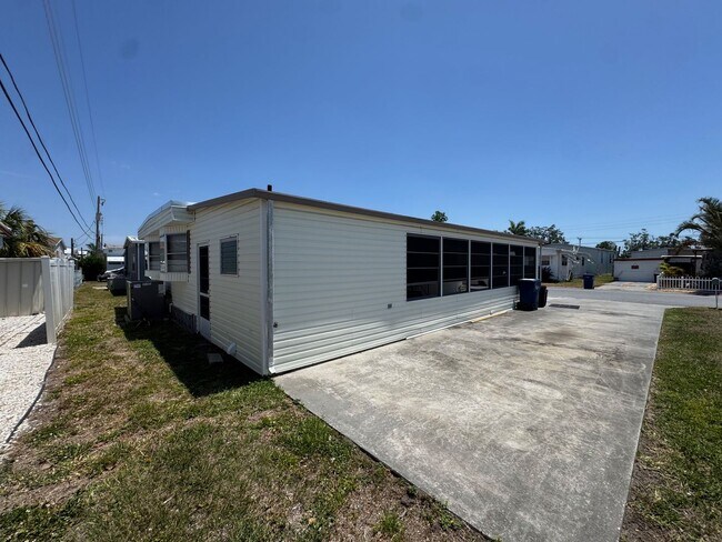 Foto del edificio - 1111 49th Ave Terrace W