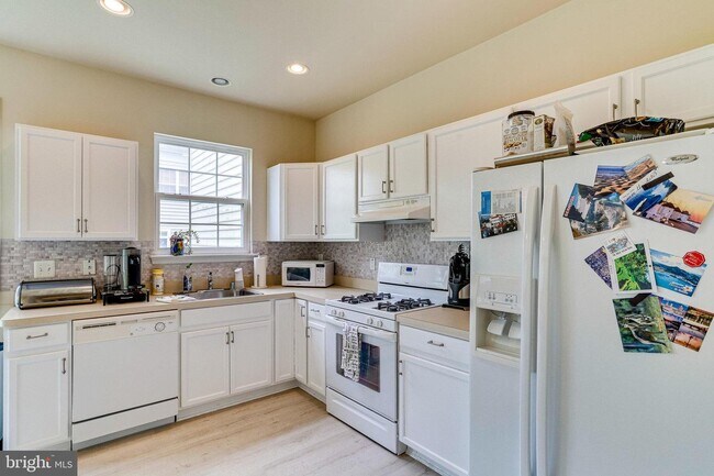 Building Photo - 169 Danbury St SW