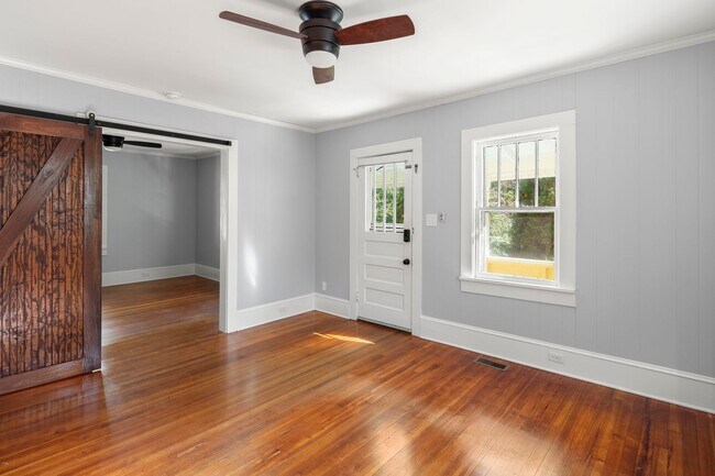 Foto del edificio - Absolutely Adorable Montford Cottage - One...