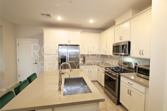 Foto del edificio - Stunning 3-beds, 2.5-baths townhome in the...