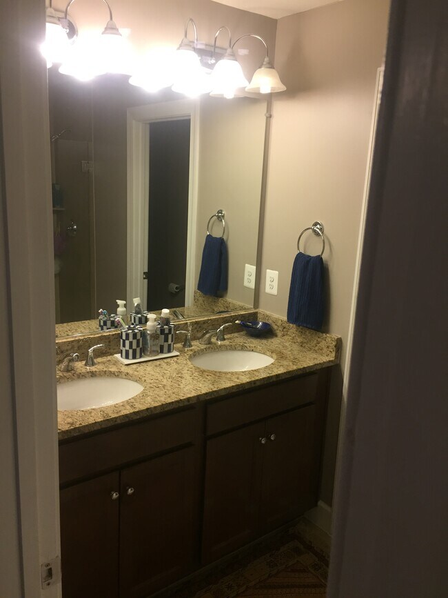 Foto del edificio - 6193 Royal Crest Ln