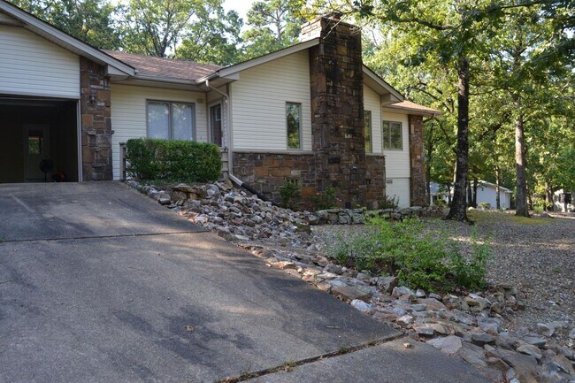 Building Photo - West Garea Area | Home | Unfurnished
