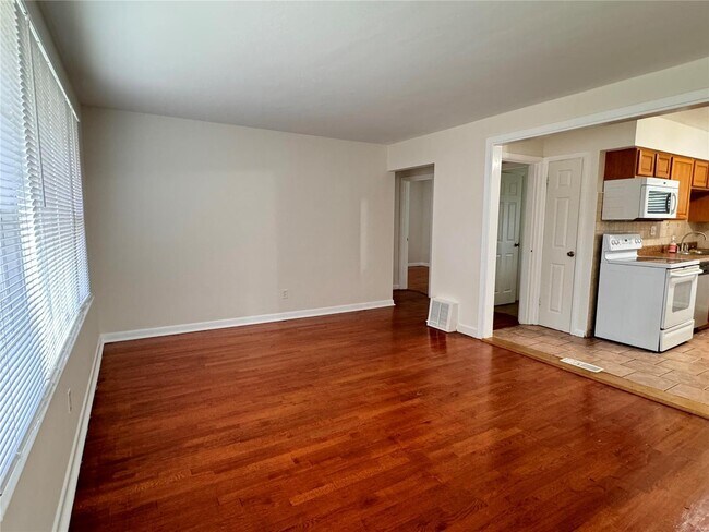 Building Photo - 854 Loekes Dr