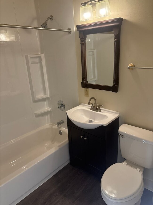 Building Photo - 1st Floor 1 Bedroom Apartment in Downtown ...