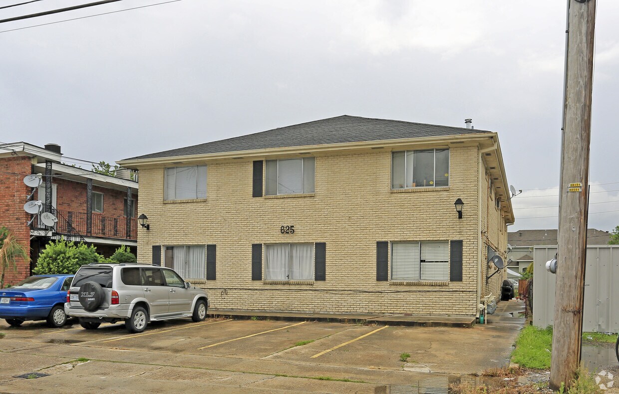 Primary Photo - 625 Papworth Ave