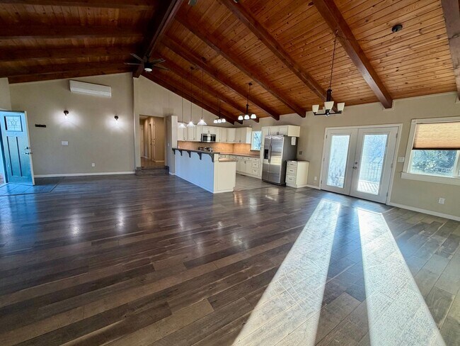 Foto del edificio - 3 BED 2 BATH IN COTTONWWOOD, CA