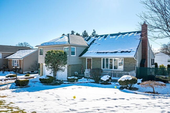 Building Photo - 713 Roessner Dr