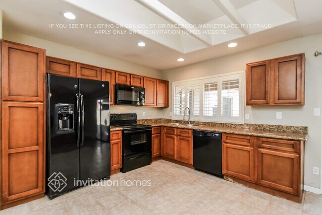 Building Photo - 2742 S Las Palmas