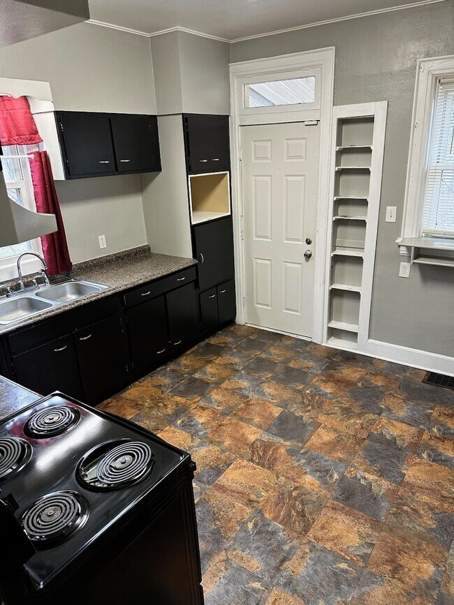 Foto del edificio - 821 Elizabeth Ave