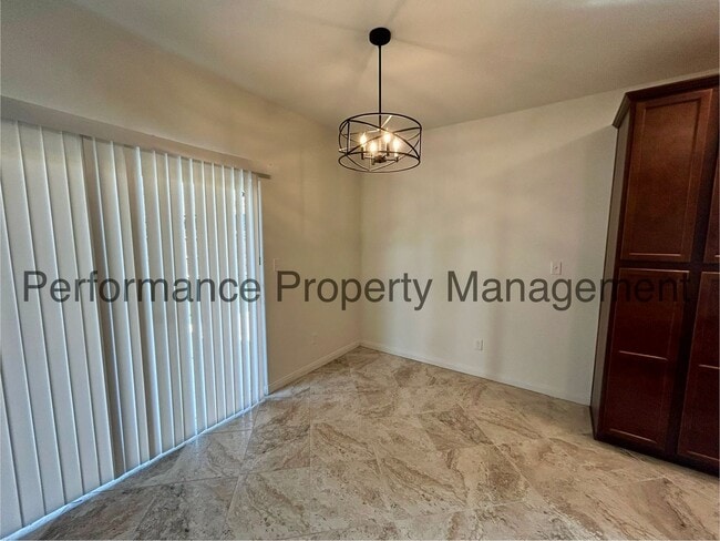 Building Photo - Spacious 4 Bed/2 Bath Home in SW Bakersfie...