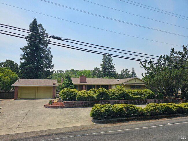Foto del edificio - 2829 Redwood Rd