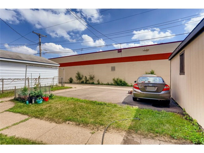 Building Photo - 634 19th Ave NE