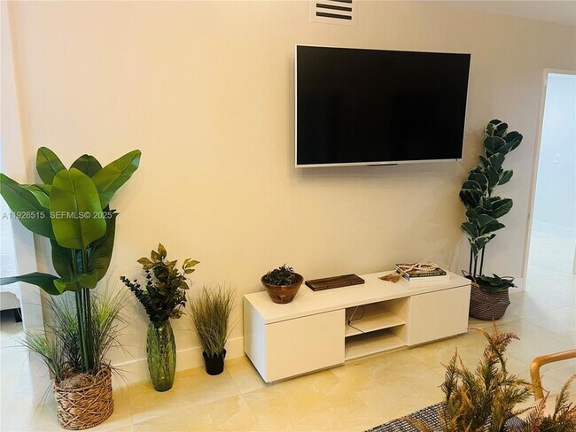 Foto del edificio - 5225 Collins Ave