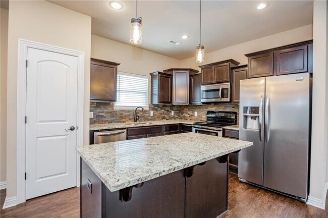 Foto del edificio - 10124 Raindrop Ln