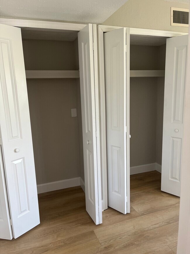 Armarios dobles en el dormitorio principal - 16251 Dublin Cir