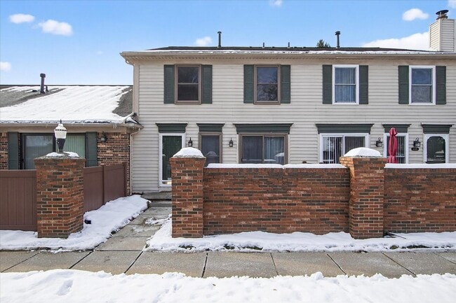 Building Photo - 41070 Southwind Dr