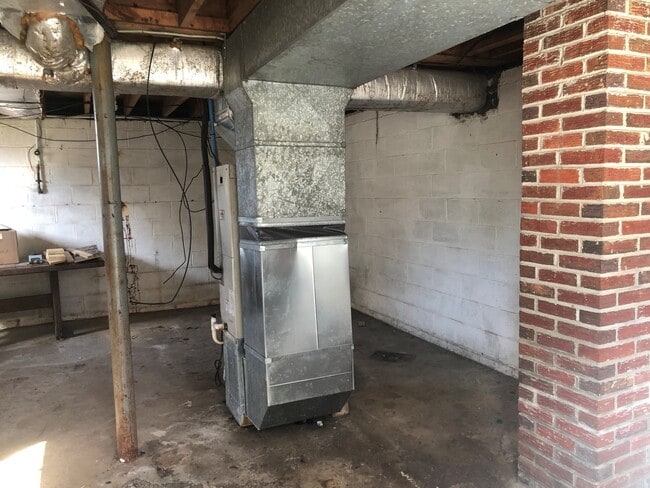 Brick Ranch with fresh paint! Carport! Located right at Fort Ave and Wards Rd - Brick Ranch with fresh paint! Carport! Located right at Fort Ave and Wards Rd House