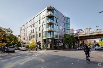 1714 W Roscoe St