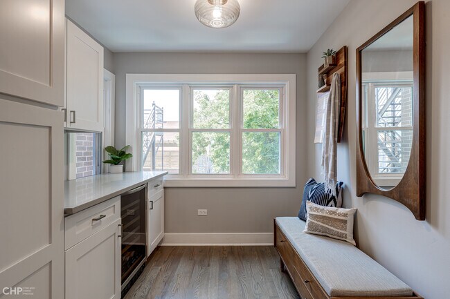 Foto del edificio - 2344 N Oakley Ave