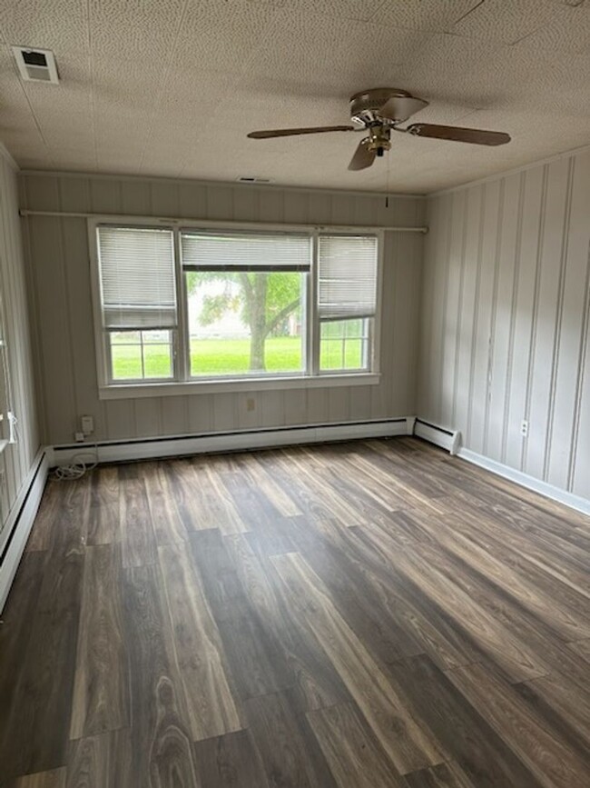 Building Photo - Spacious 3 Bedroom 2 Bath Rancher in Henri...