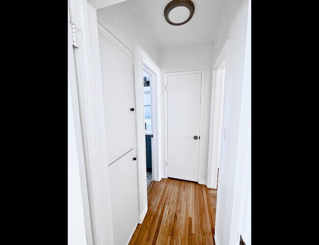 Foto del edificio - Spacious 1 & 2 Bedroom Apartments