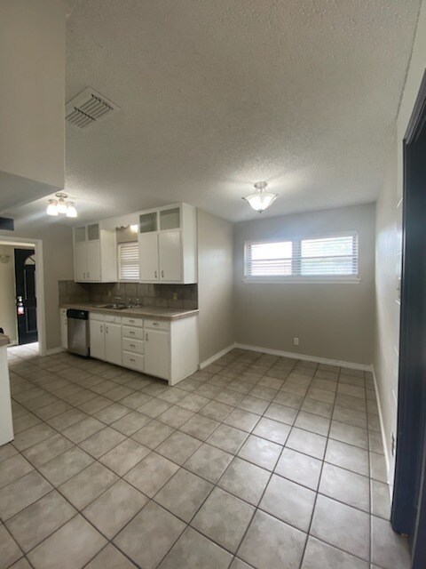 Building Photo - 3 bed 2 bath with large backyard!