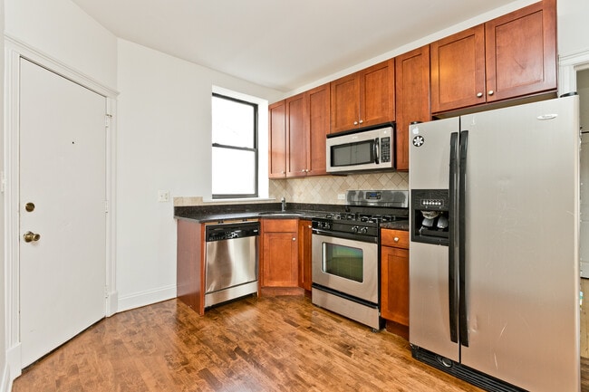 Photo - 1014 W Roscoe St Apartment