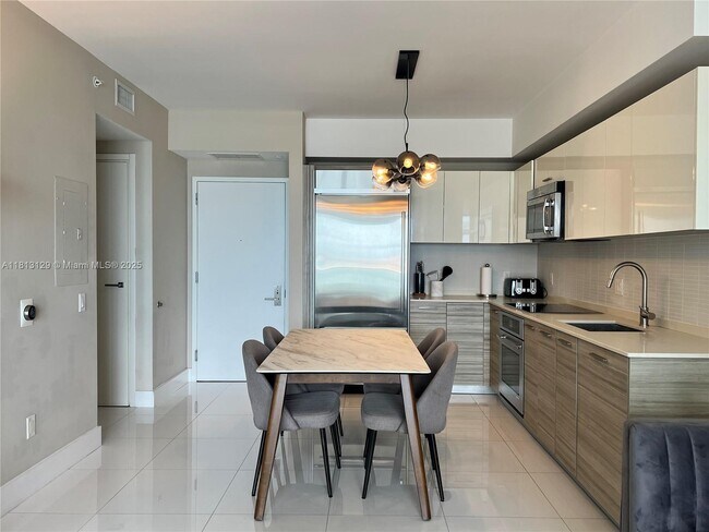 Building Photo - 1300 Brickell Bay Dr