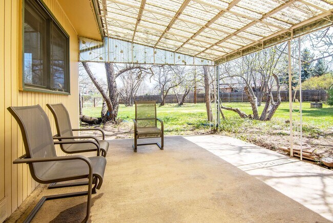 Building Photo - Charming 4 bed, 2 bath Mid-Century Modern ...
