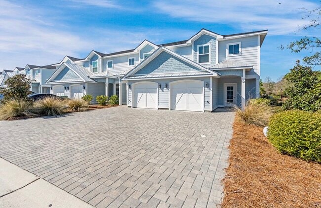 End unit with 1 car garage + 2 parking spots - 55 Golden Bell Ct