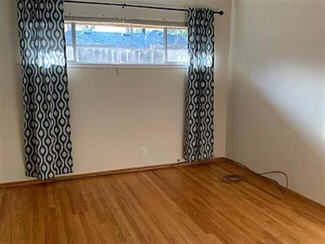Building Photo - this quaint 1 bedroom, 1 bath