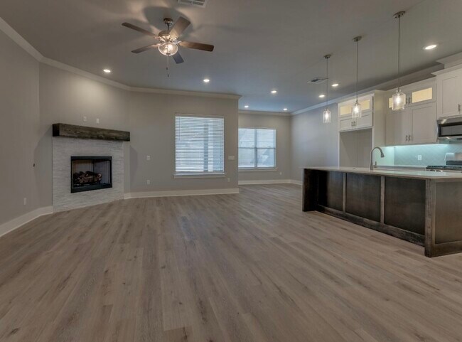 Foto del edificio - 1321 Monterey Dr