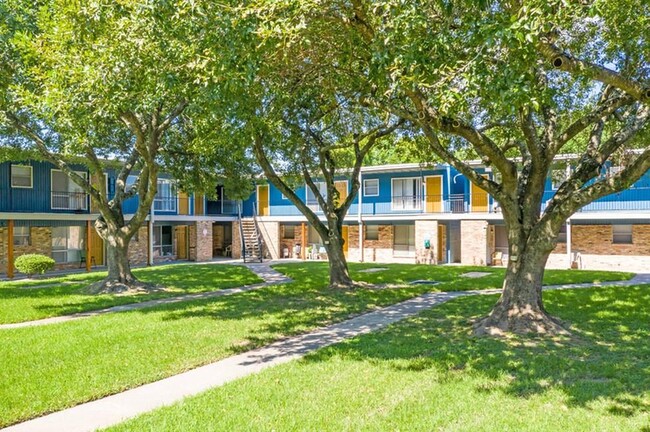 Building Photo - 1305 Memorial Dr
