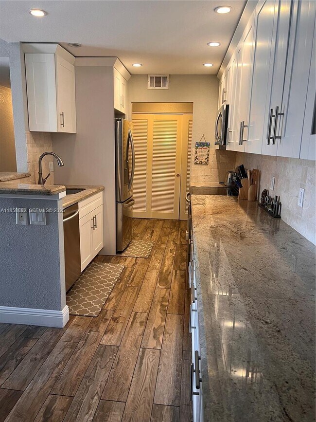 Foto del edificio - 400 N Riverside Dr