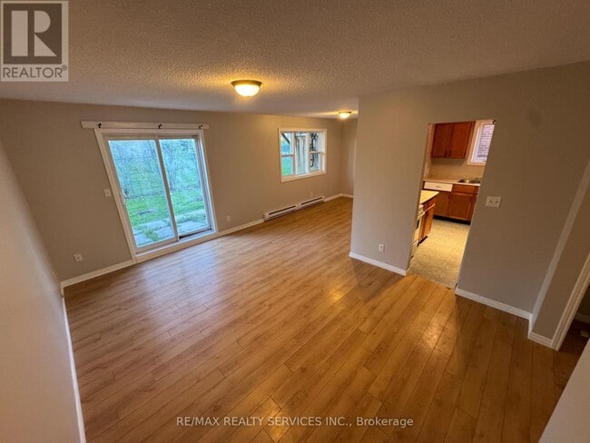 Building Photo - 213 Sarah Ct