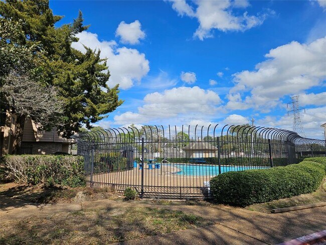Foto del edificio - 7700 Creekbend Dr