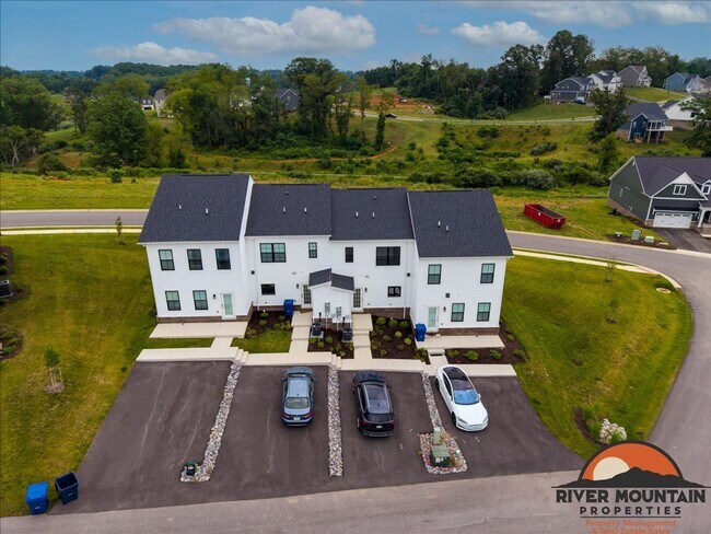 Building Photo - Well-Located Townhome with Private Off-Street Parking