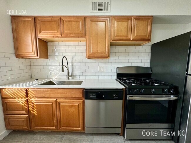Building Photo - Spacious 1 Bedroom For Rent