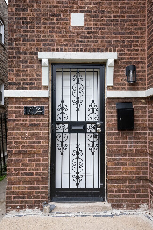 Foto del edificio - 1704 N Mayfield Ave
