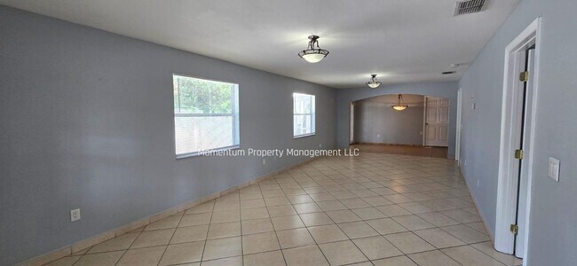 Foto del edificio - Spacious 3-Bedroom, 2-Bath Home with Covered Screened Porch & Large Kitchen in Tampa