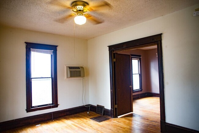 Building Photo - Only $2,500!! Huge 6 Bedroom SFH in Como A...