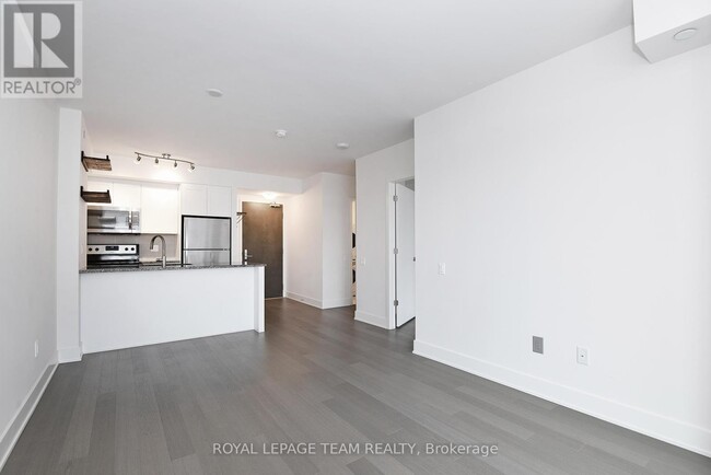 Building Photo - 411-411 MacKay St